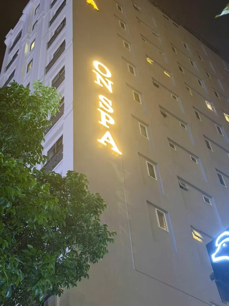다낭 온스파 롤리바 호텔 외벽의 야간 ON SPA 간판